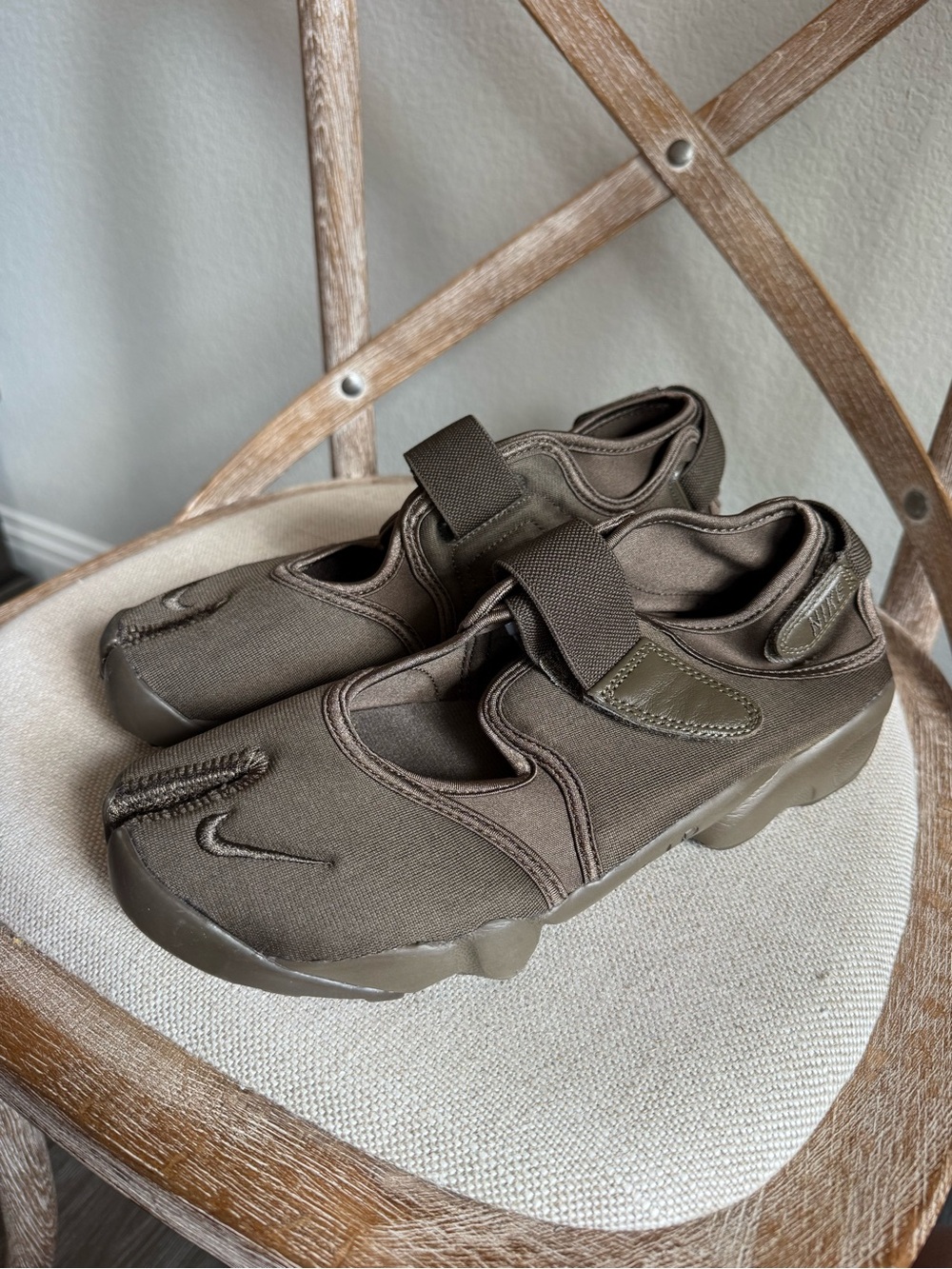 Nike Air Rift split toe Sneakers dark hazel